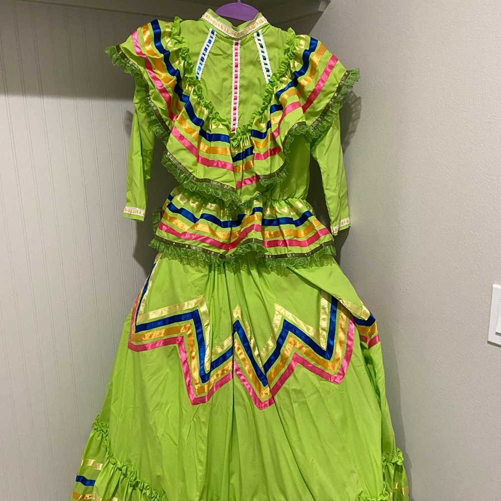 Custom folklorico costume!🎊